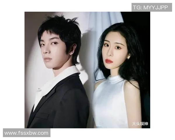 华晨宇与足球明星亲密合照展现友谊与激情的瞬间